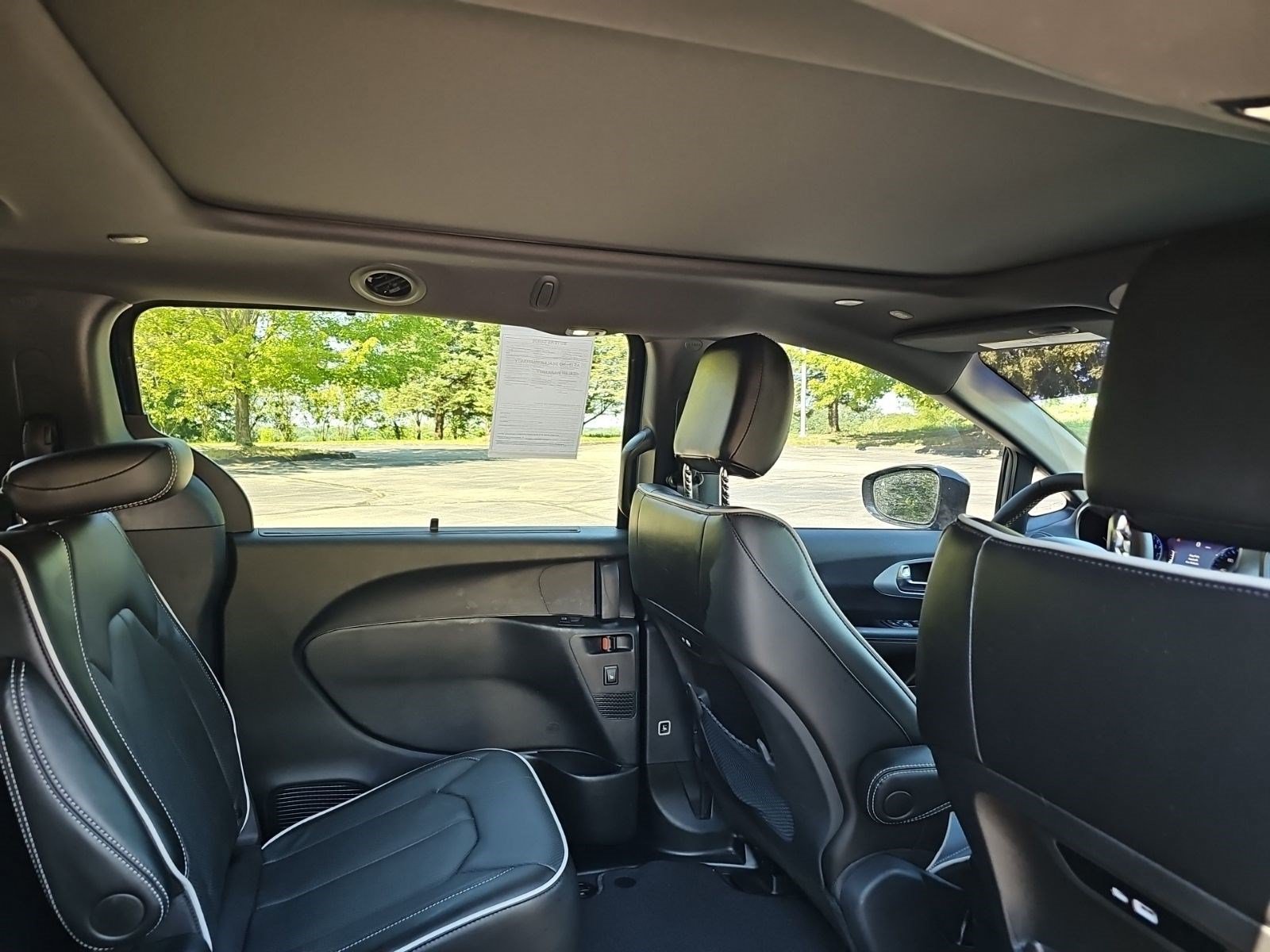 Used 2025 Chrysler Pacifica Limited FWD image 16