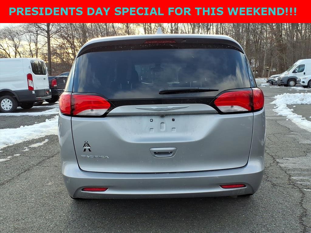 Used 2017 Chrysler Pacifica Touring image 5