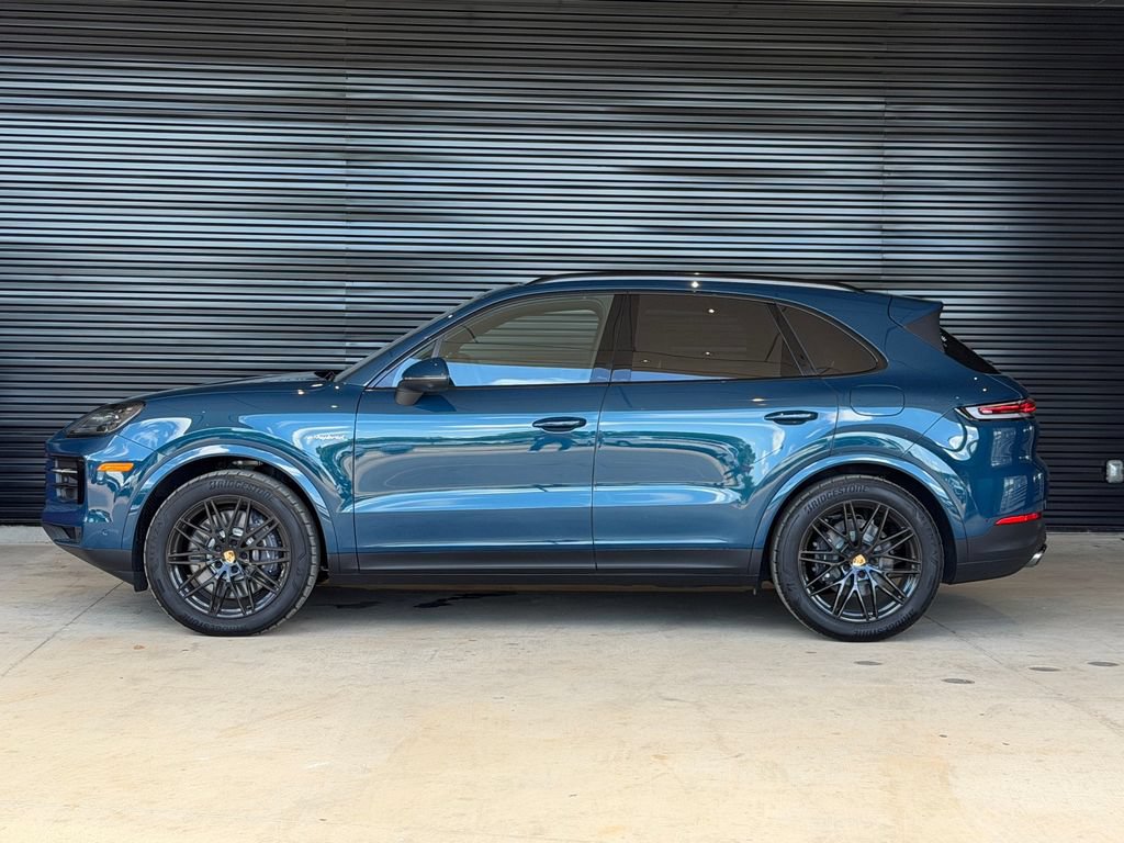 Certified 2025 Porsche Cayenne E-Hybrid AWD/4WD image 2