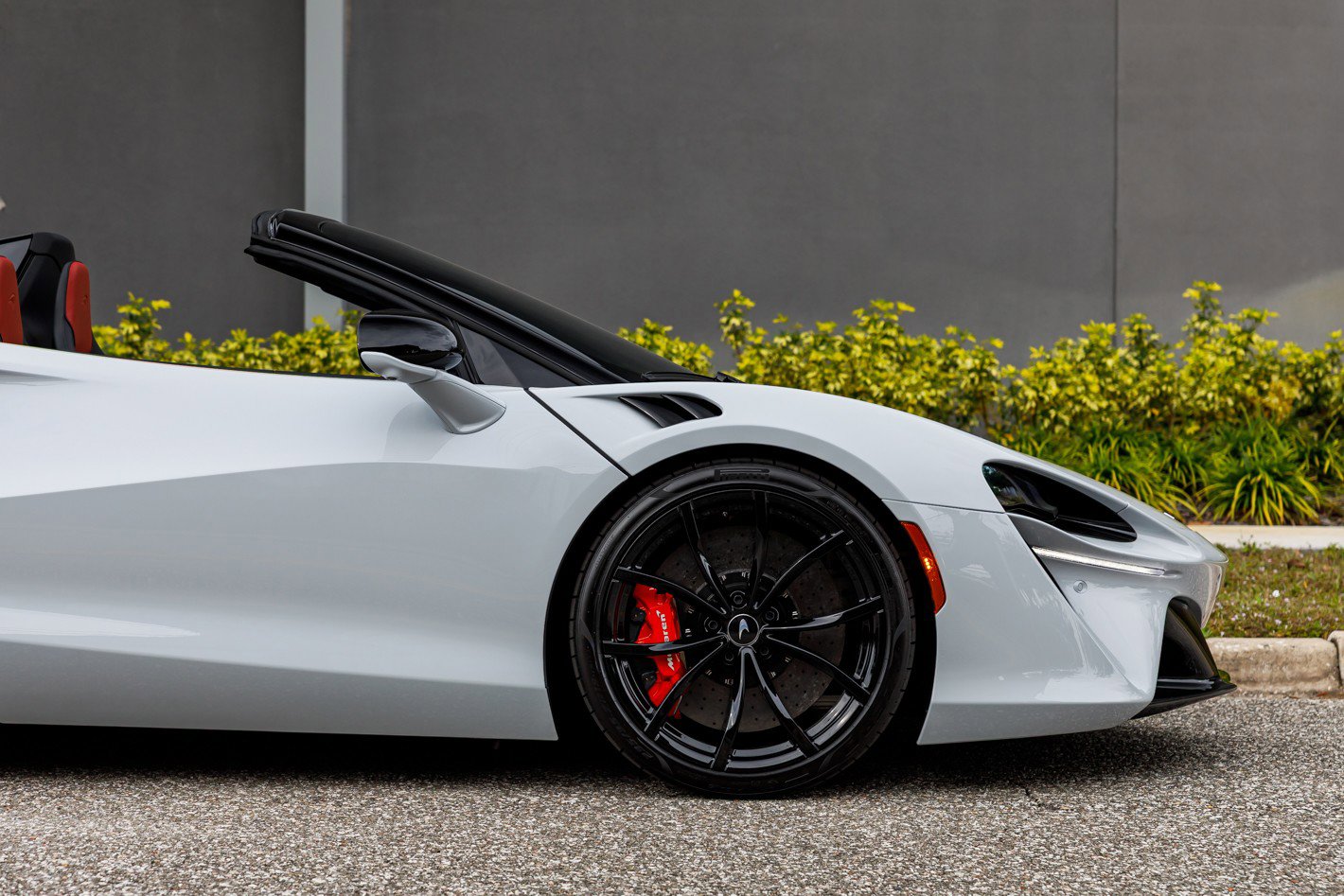 Used 2025 McLaren Artura Spider image 8