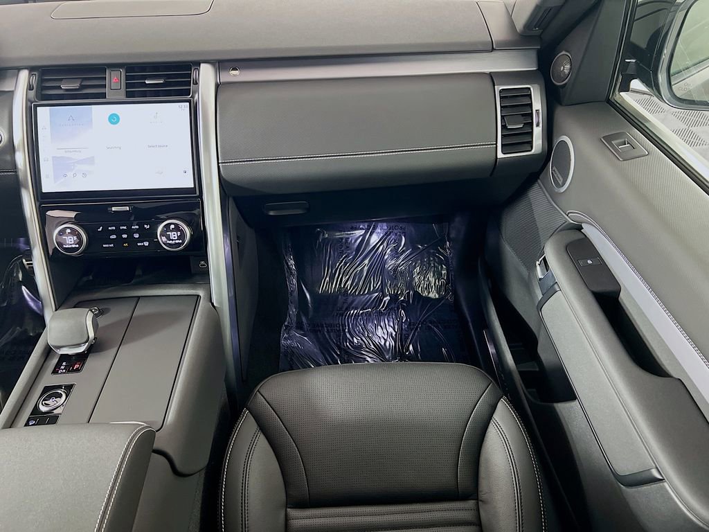 Used 2025 Land Rover Discovery Dynamic SE image 25