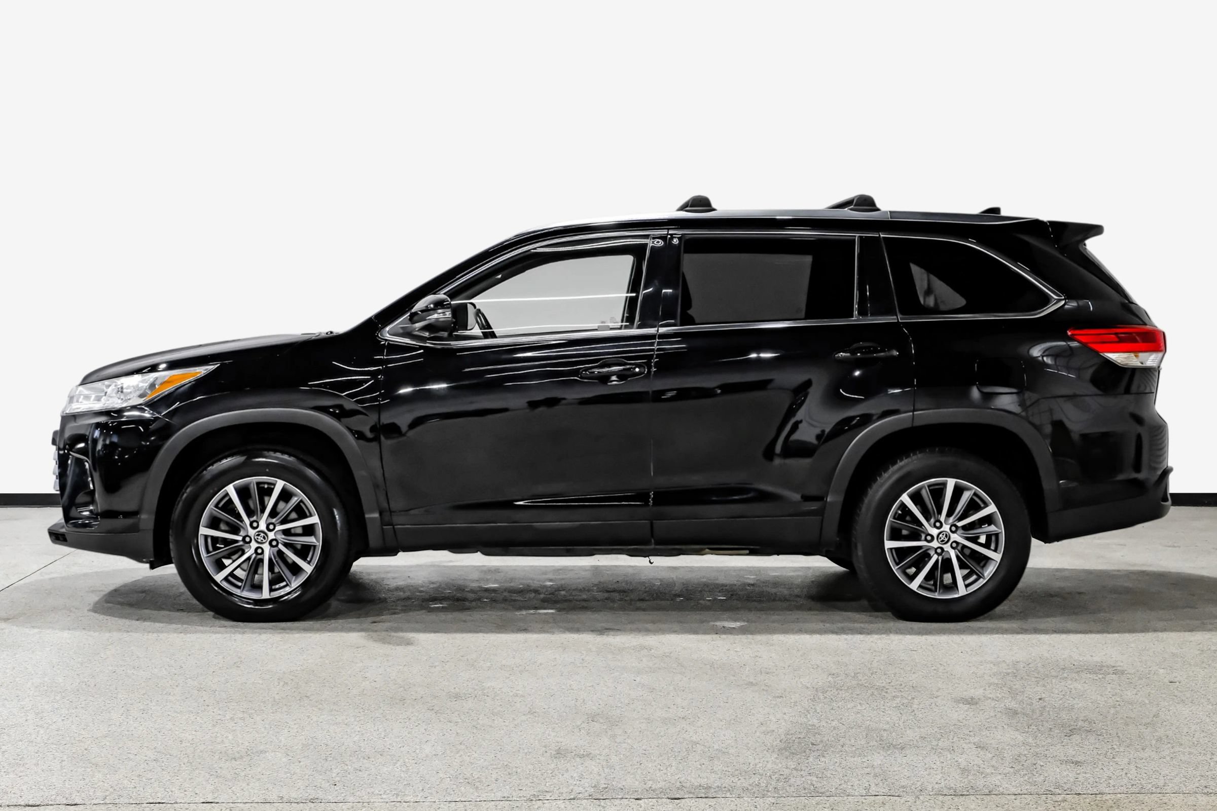 Used 2019 Toyota Highlander XLE FWD image 9