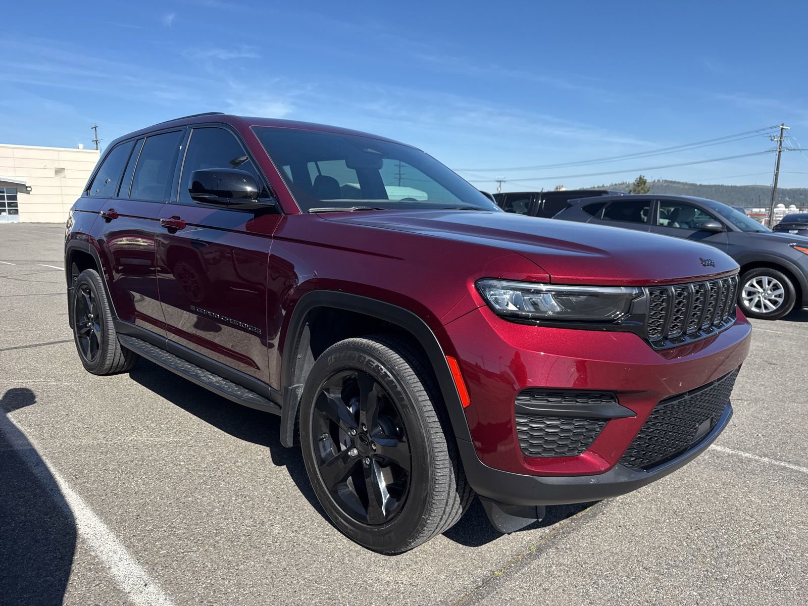 Used 2024 Jeep Grand Cherokee Altitude AWD/4WD image 3