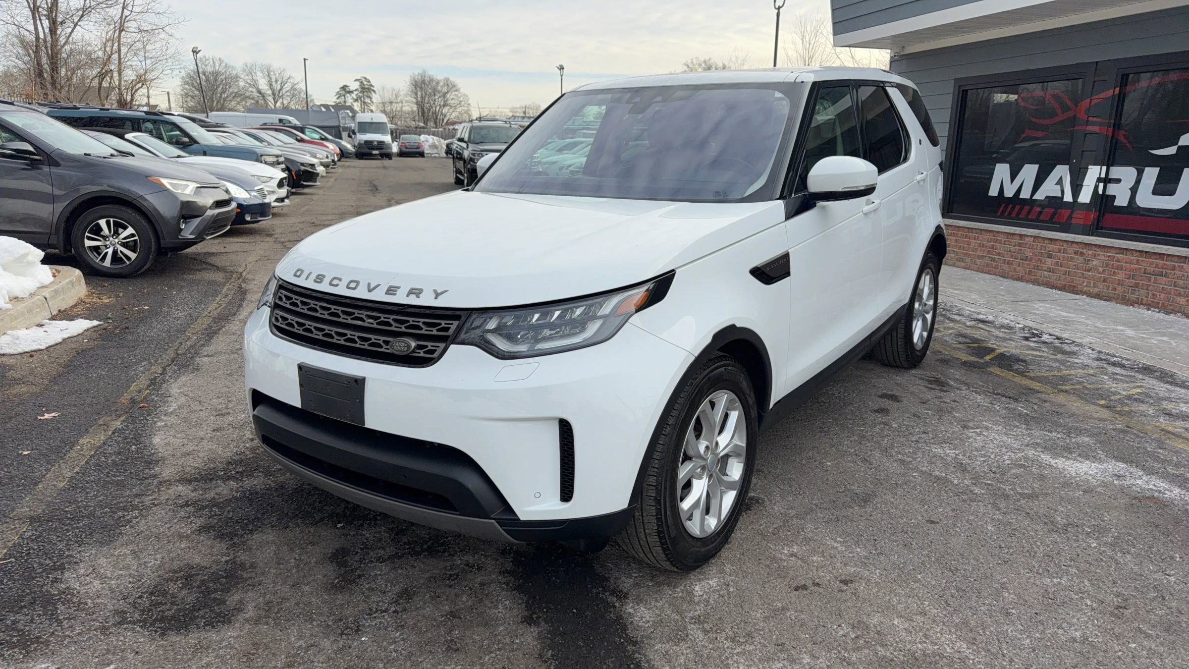Used 2017 Land Rover Discovery SE image 1