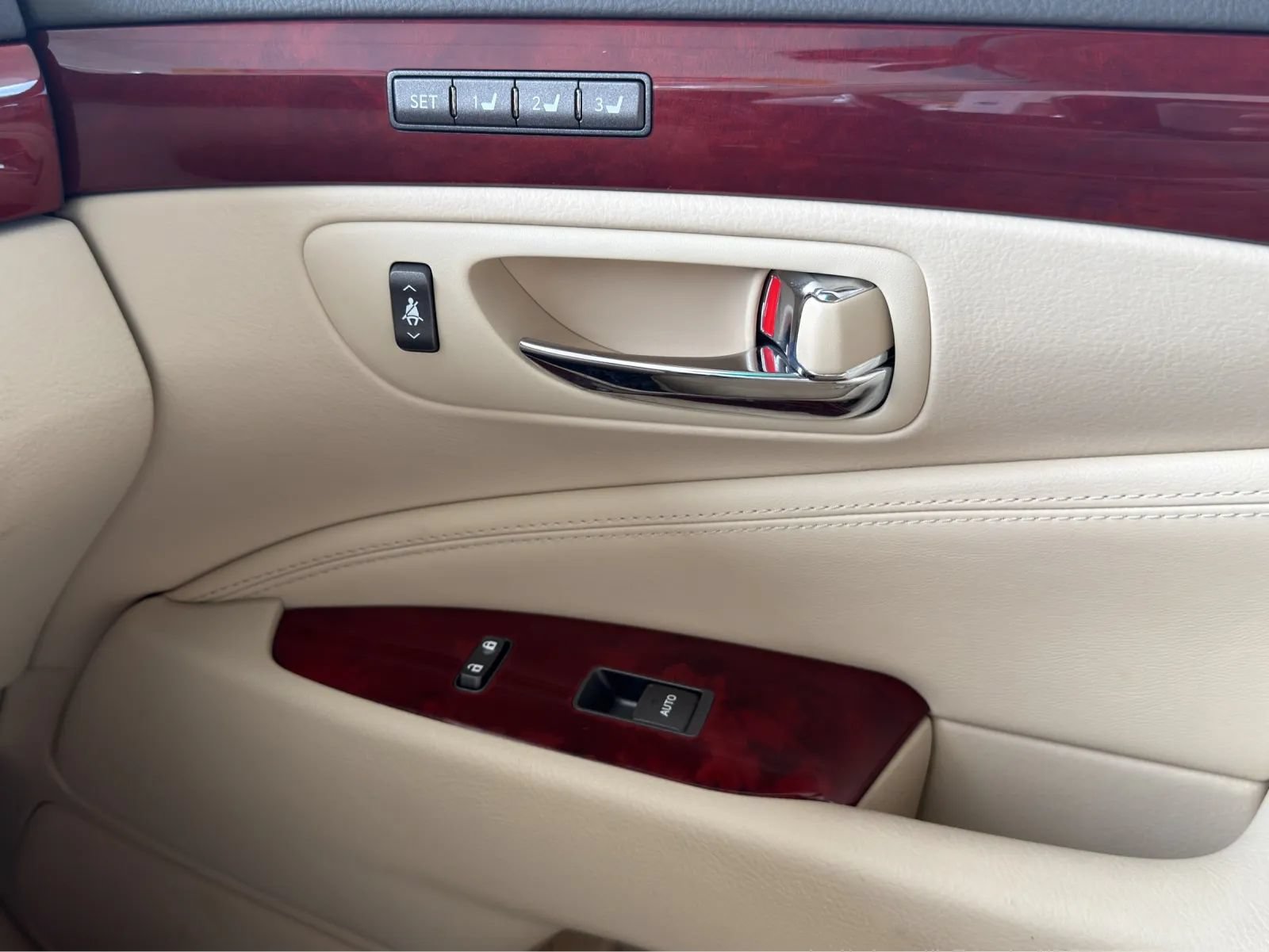 Used 2012 Lexus LS 460 w/ Comfort Pkg RWD image 17