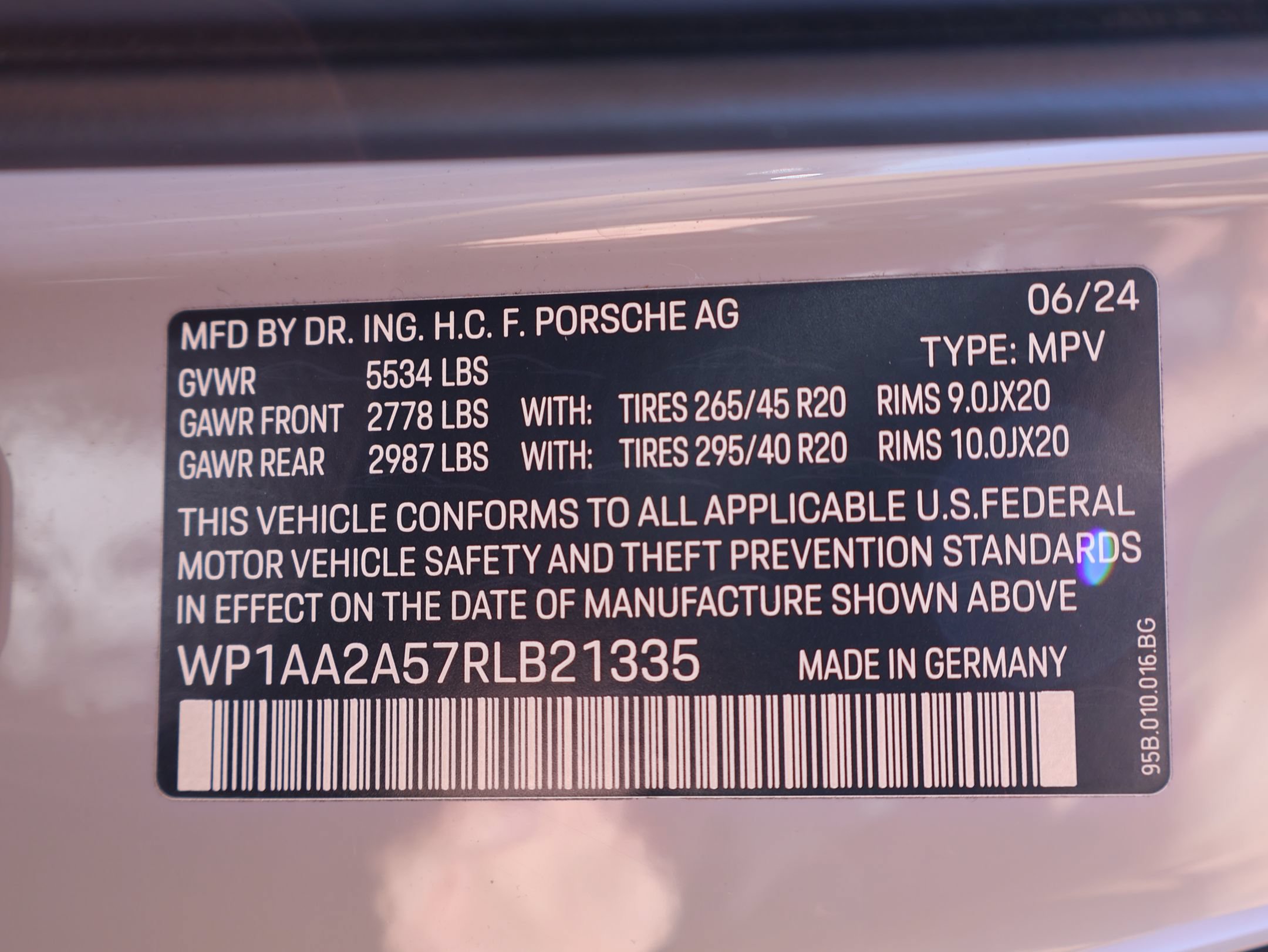 Certified 2024 Porsche Macan AWD/4WD image 35