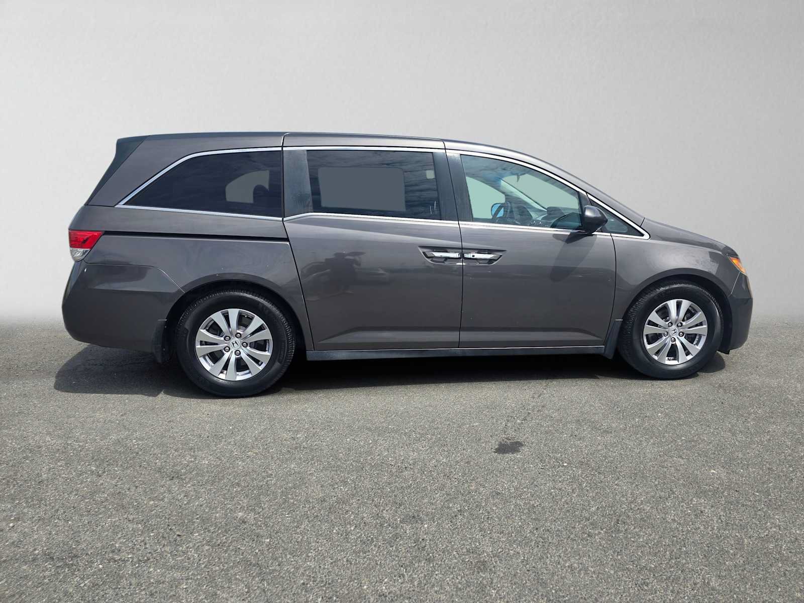 Used 2016 Honda Odyssey SE image 2