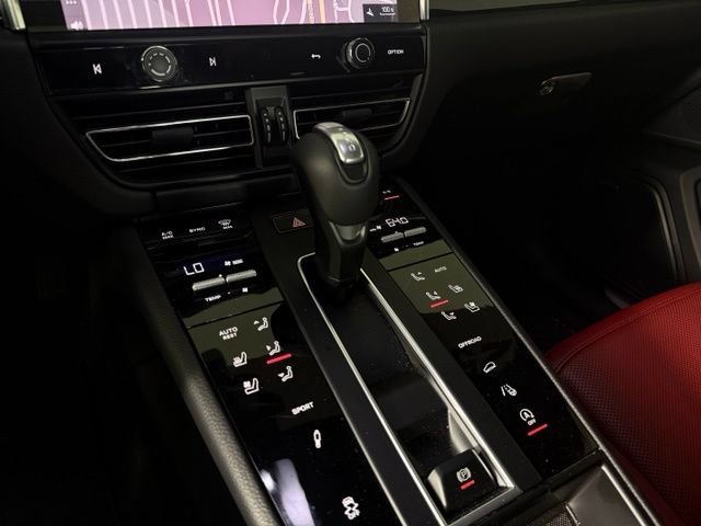 Used 2025 Porsche Macan S AWD/4WD image 24