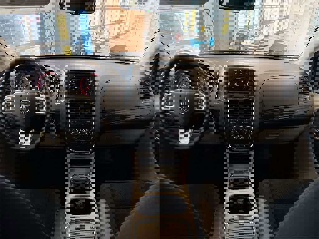 Used 2015 Dodge Grand Caravan SXT w/ UConnect Hands-Free Group image 16