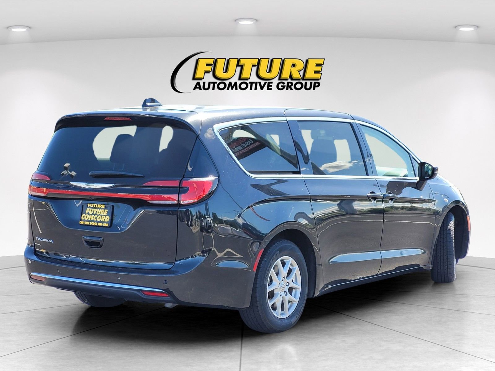 Used 2023 Chrysler Pacifica Touring-L FWD image 7