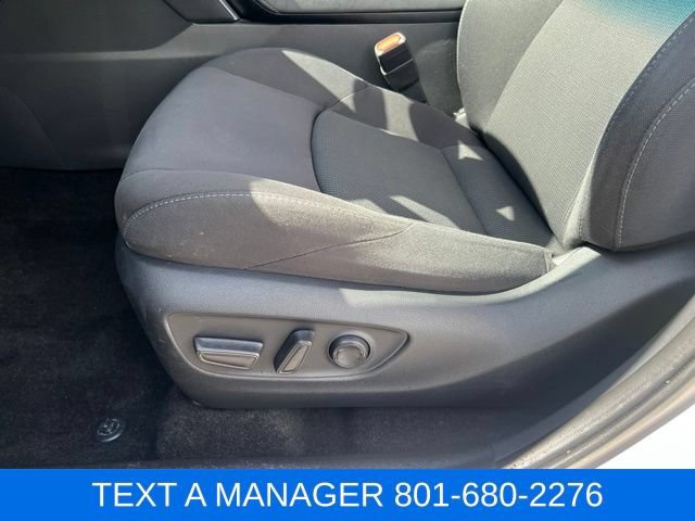 Used 2024 Toyota Venza LE AWD/4WD image 15