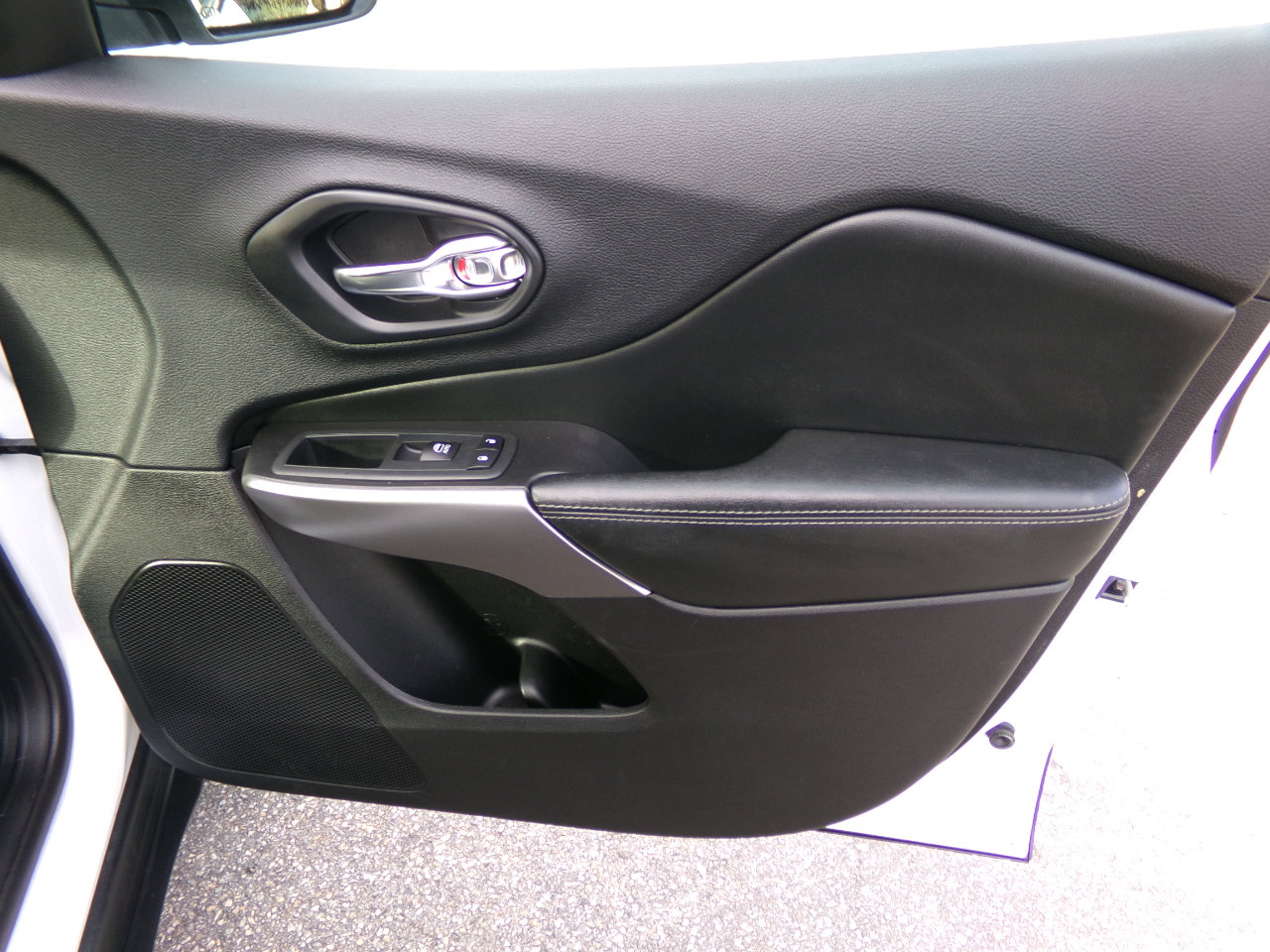 Used 2020 Jeep Cherokee Limited image 17