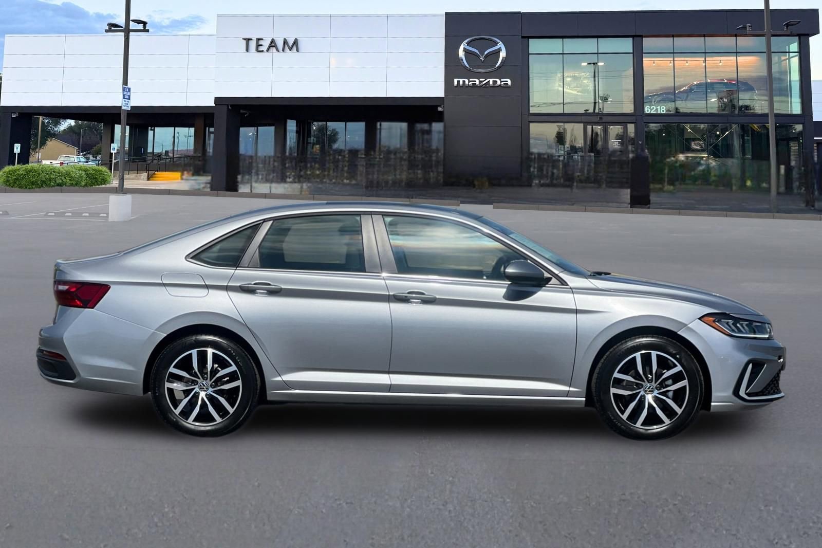 Used 2025 Volkswagen Jetta SE FWD image 3