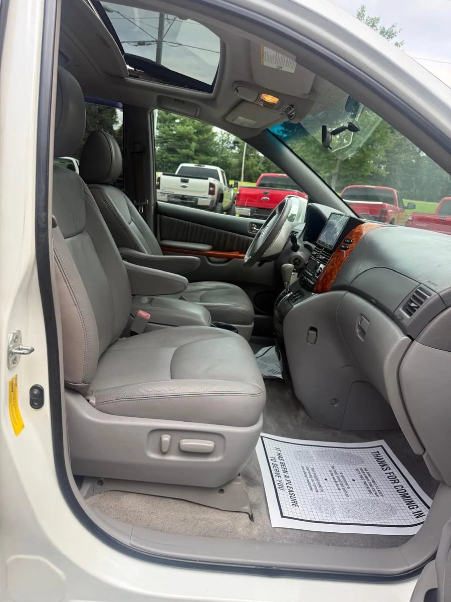 Used 2009 Toyota Sienna XLE FWD image 16