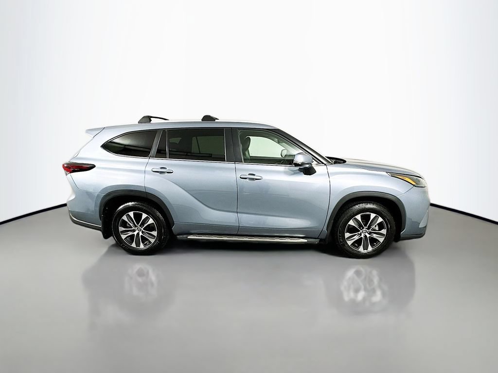 Used 2024 Toyota Highlander XLE FWD image 4