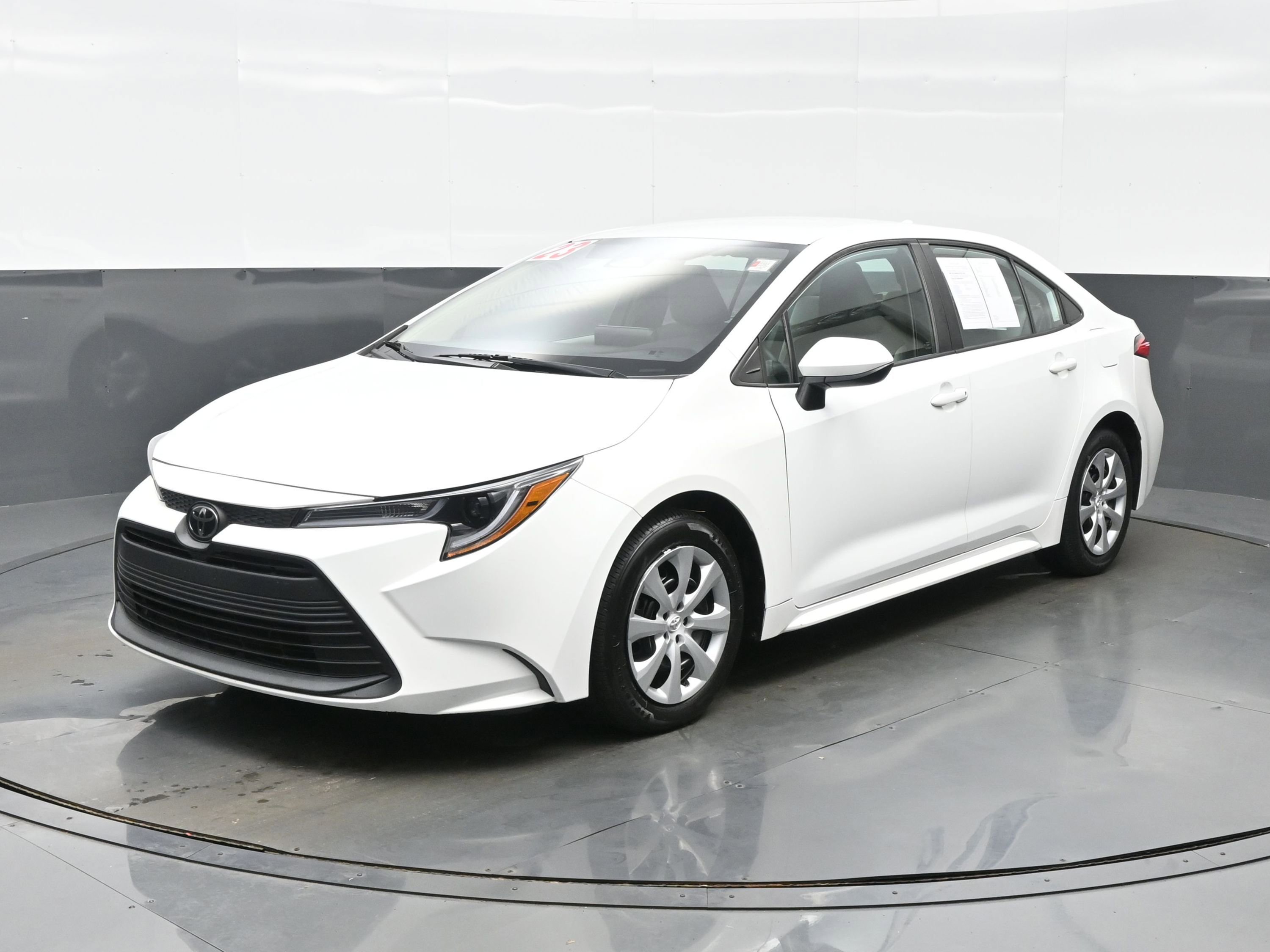 Used 2023 Toyota Corolla LE FWD image 2