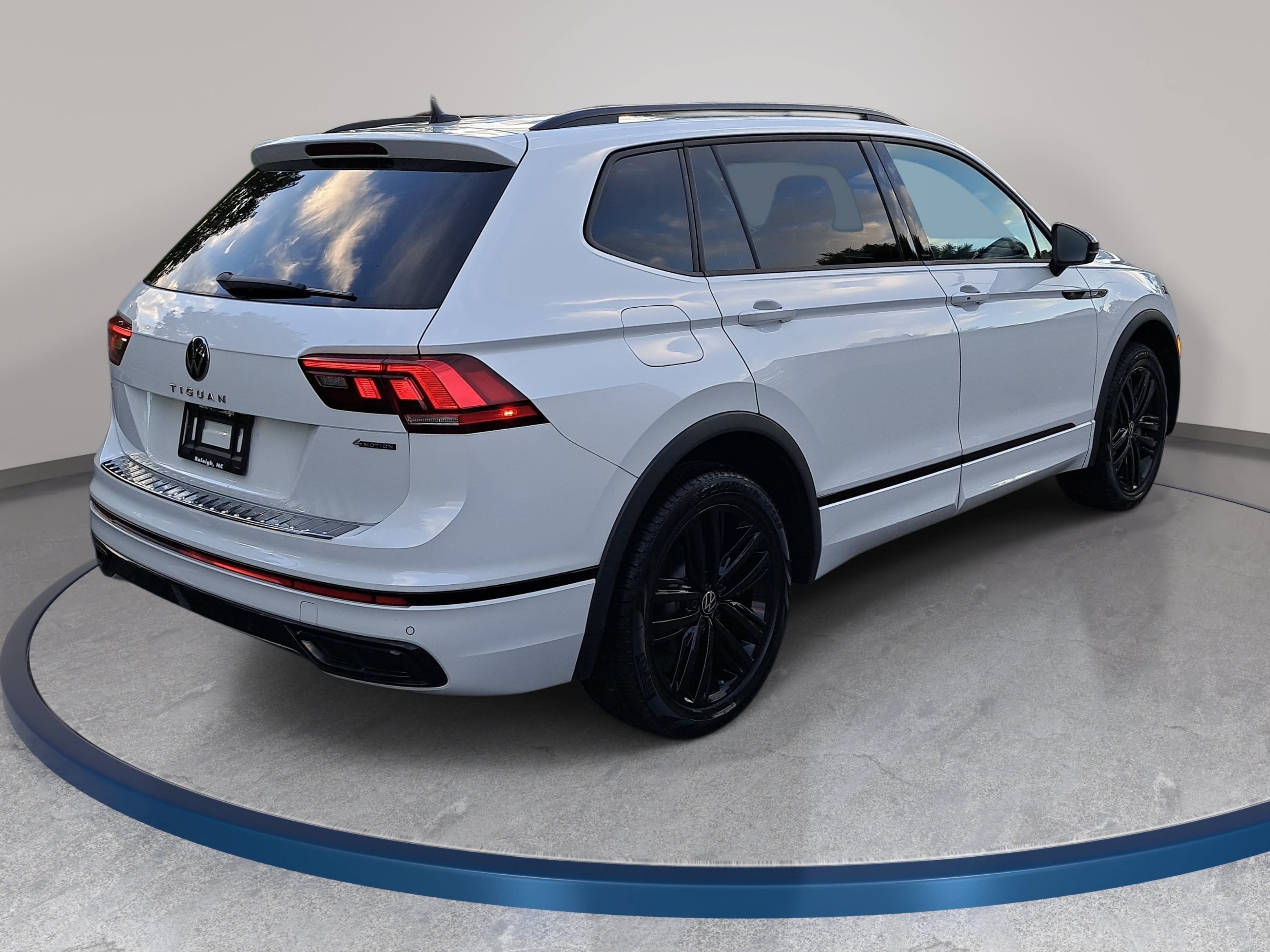 Certified 2022 Volkswagen Tiguan SE R-Line AWD/4WD image 5