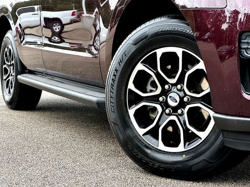 Used 2024 Ford Expedition XLT RWD image 2