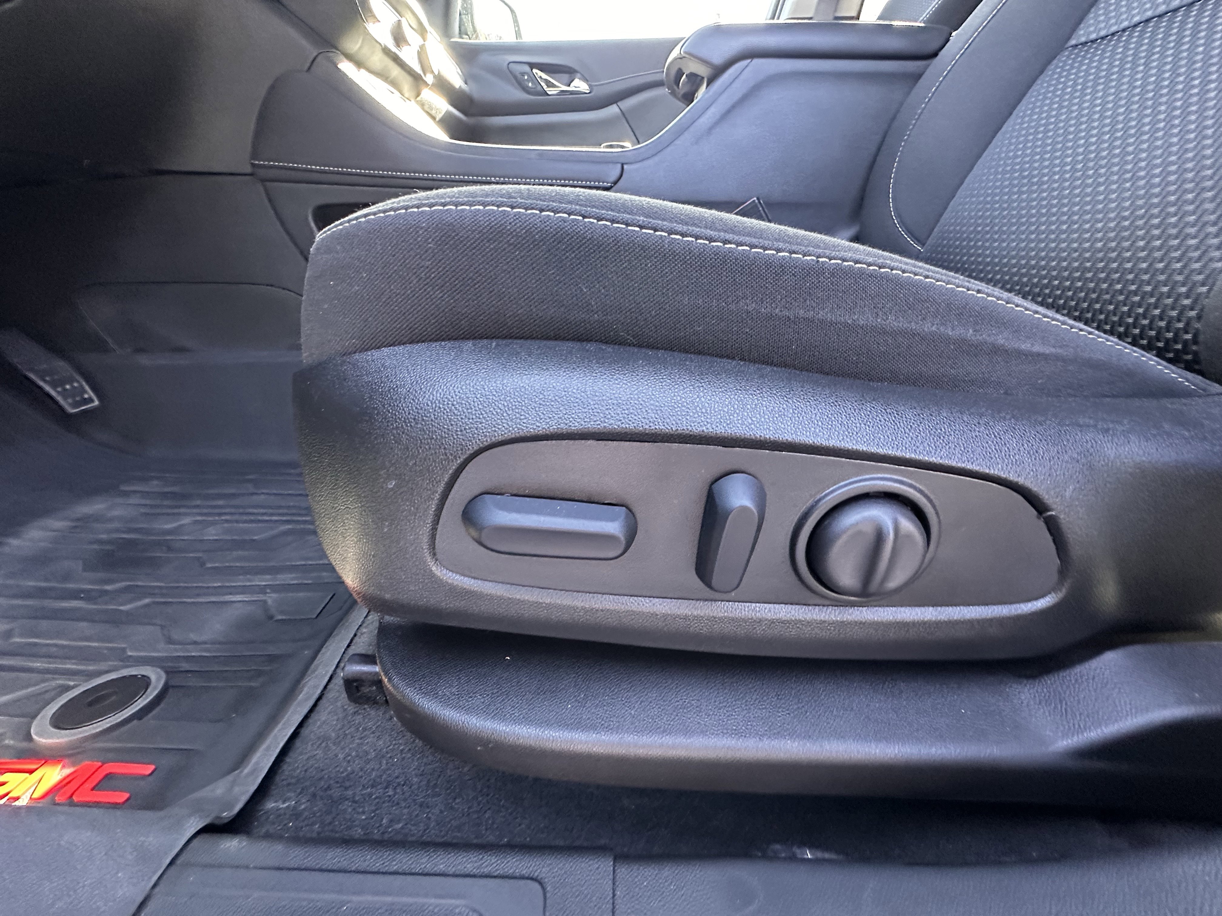 Used 2023 GMC Acadia SLE w/ Driver Convenience Package image 8