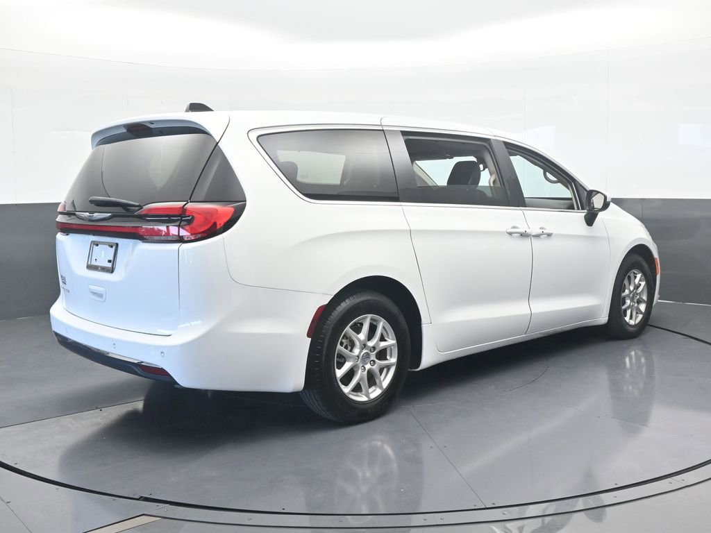 Used 2023 Chrysler Pacifica Touring-L image 6