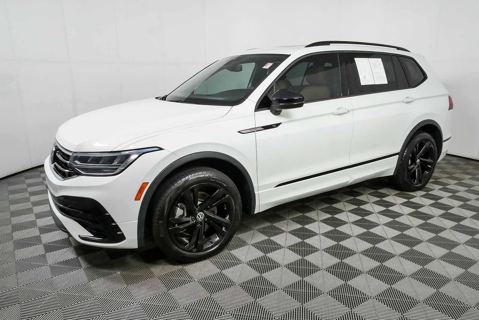 Certified 2023 Volkswagen Tiguan SE R-Line FWD image 29