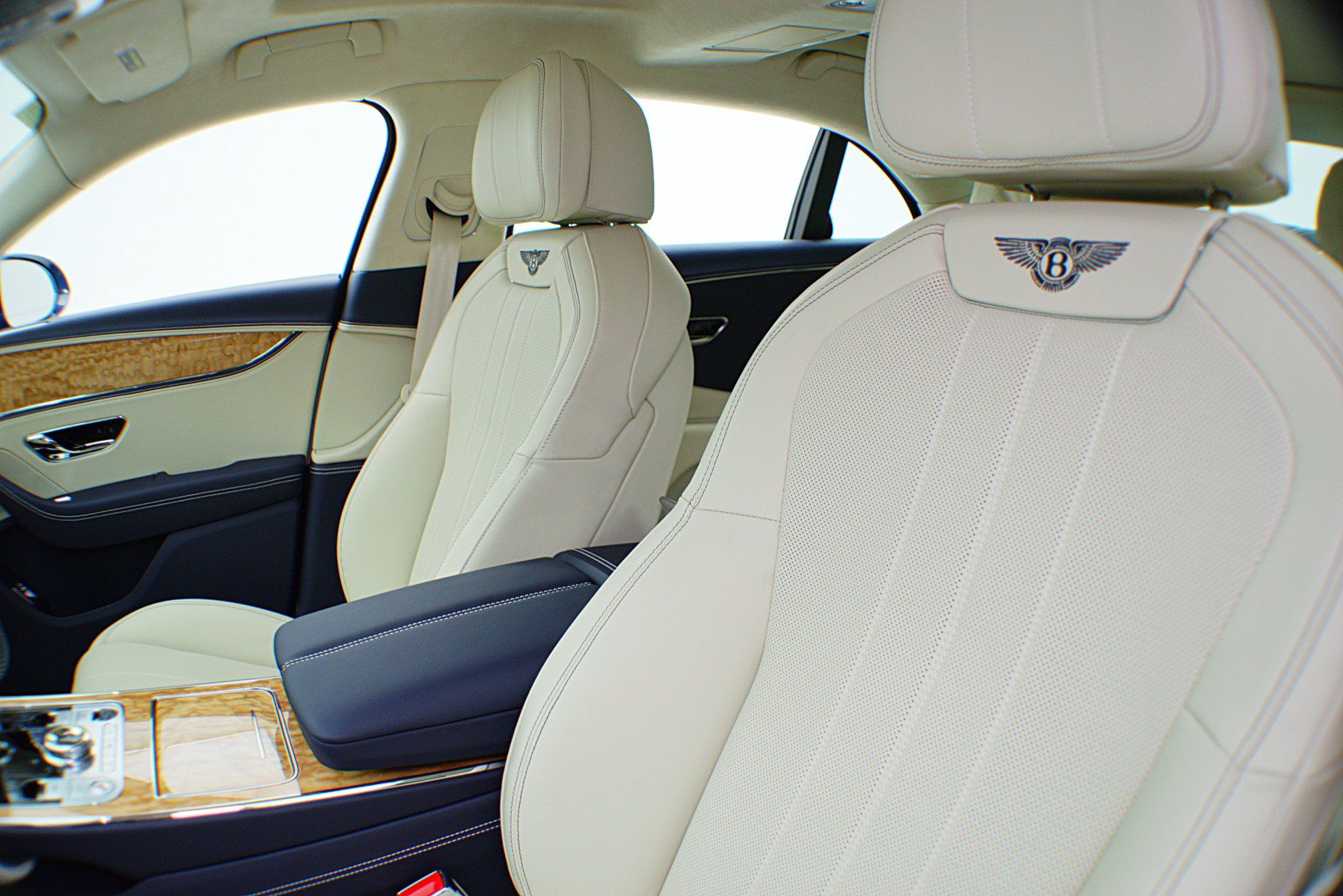 Certified 2022 Bentley Flying Spur Plug-In Hybrid AWD/4WD image 27