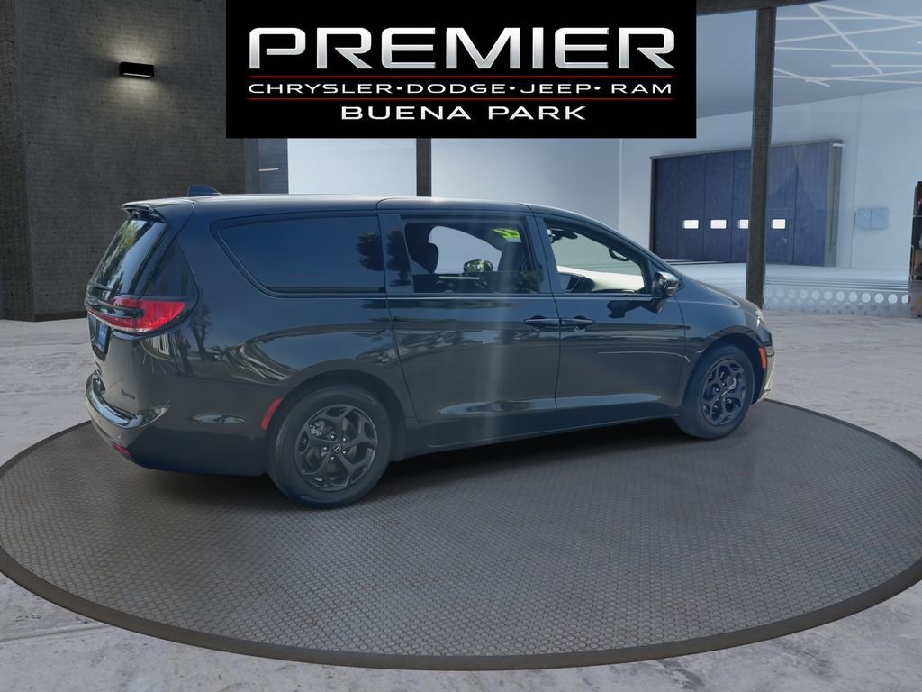 Used 2022 Chrysler Pacifica Limited w/ Uconnect Theater Family Group FWD image 8