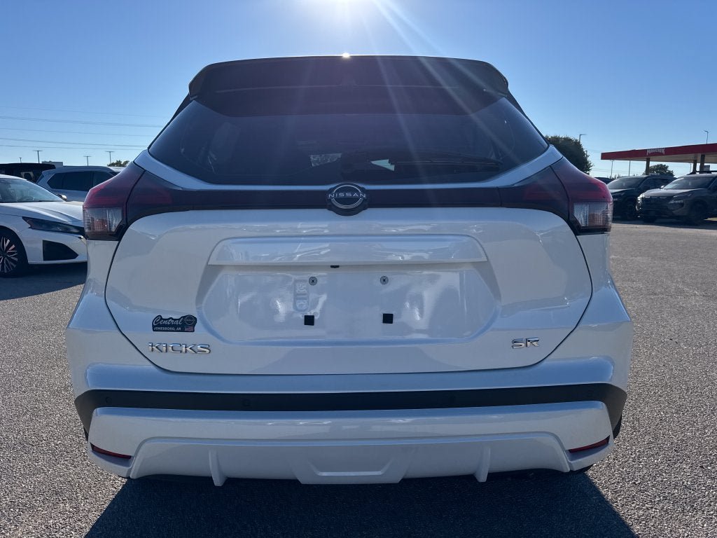 Used 2023 Nissan Kicks SR w/ SR Premium Package FWD image 5