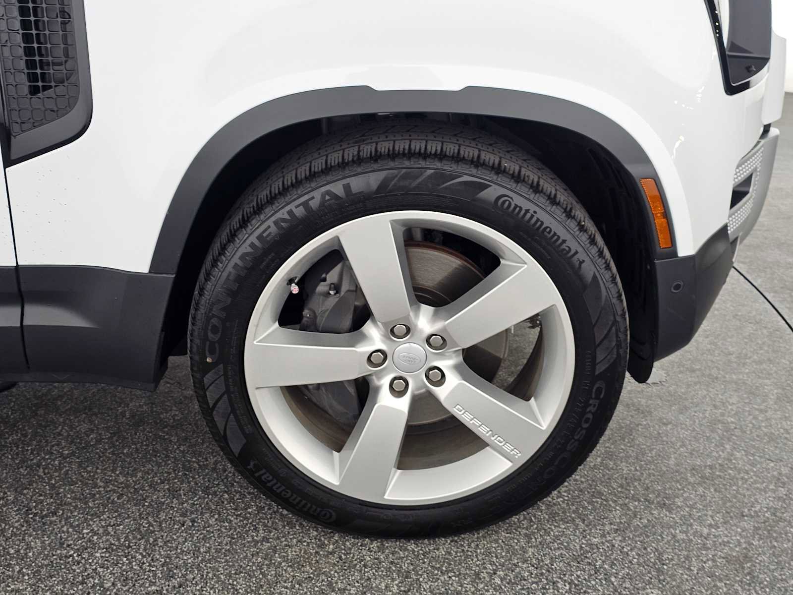 Used 2024 Land Rover Defender 110 SE image 9