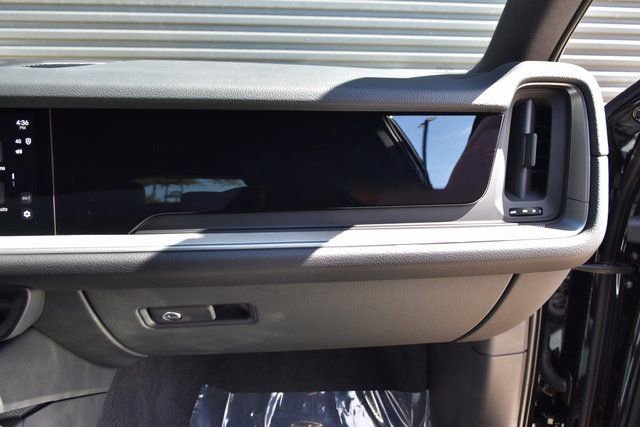 Used 2025 Porsche Cayenne Coupe AWD/4WD image 19