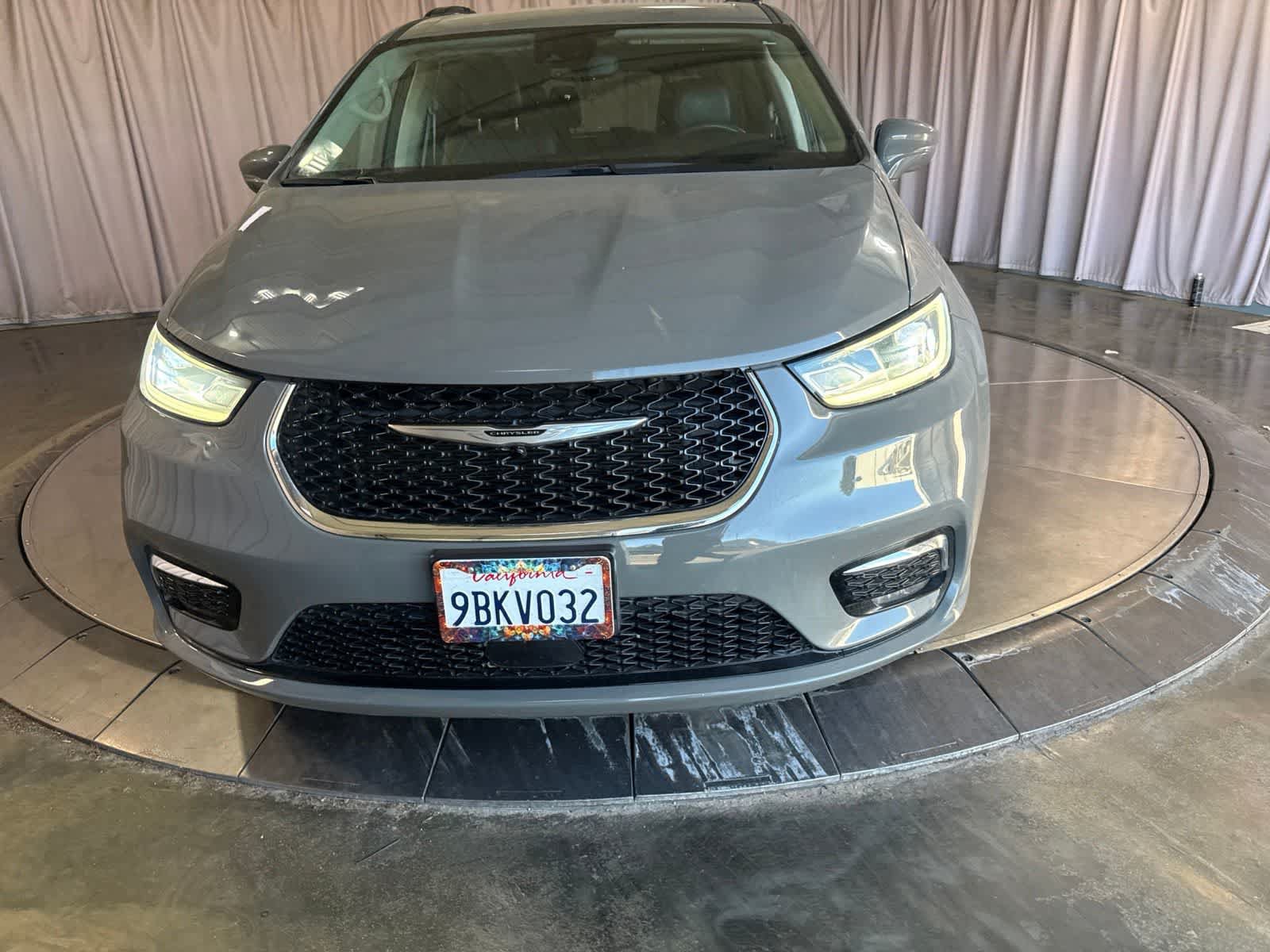 Used 2022 Chrysler Pacifica Touring-L FWD image 2