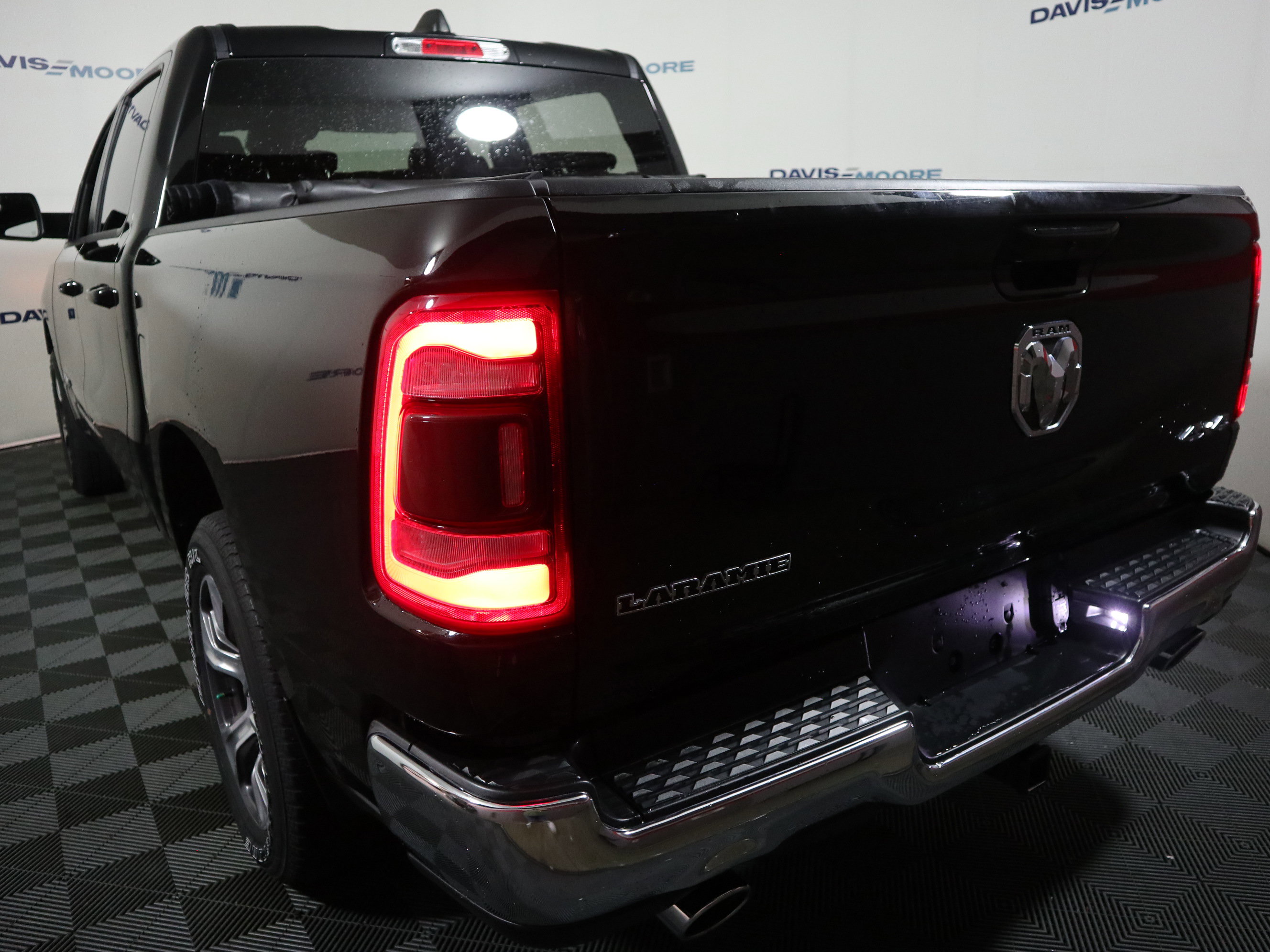Used 2023 RAM 1500 Laramie AWD/4WD image 9