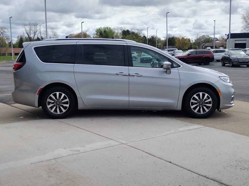 Used 2021 Chrysler Pacifica Touring-L FWD image 15