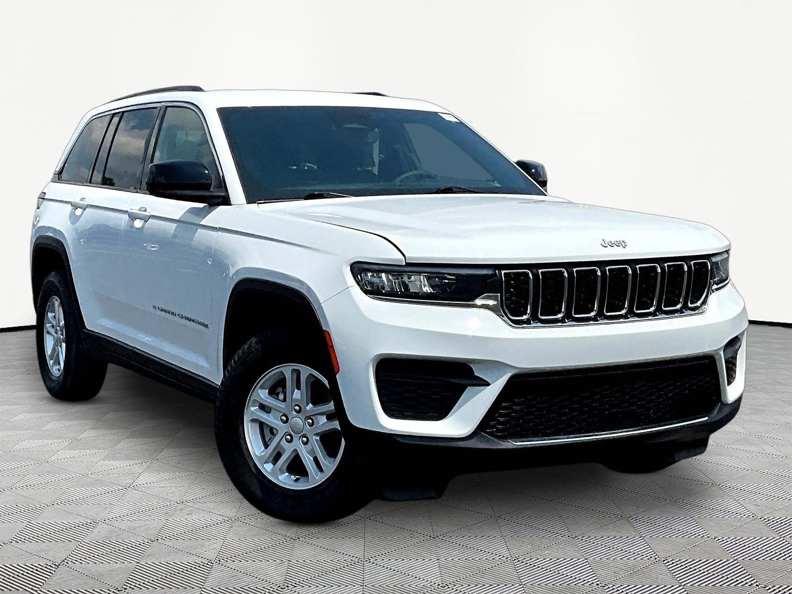 Used 2024 Jeep Grand Cherokee Laredo AWD/4WD image 3