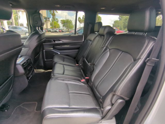 Certified 2024 Jeep Wagoneer Series II w/ Flexible Seating Group RWD image 17