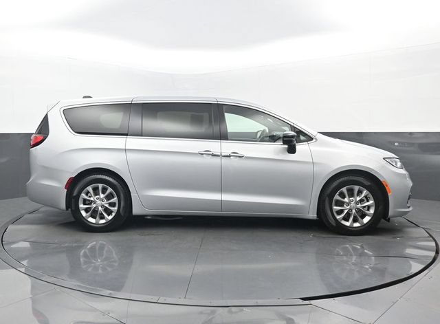Used 2026 Chrysler Pacifica Limited FWD image 2