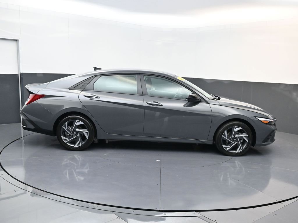Certified 2025 Hyundai Elantra SEL image 3