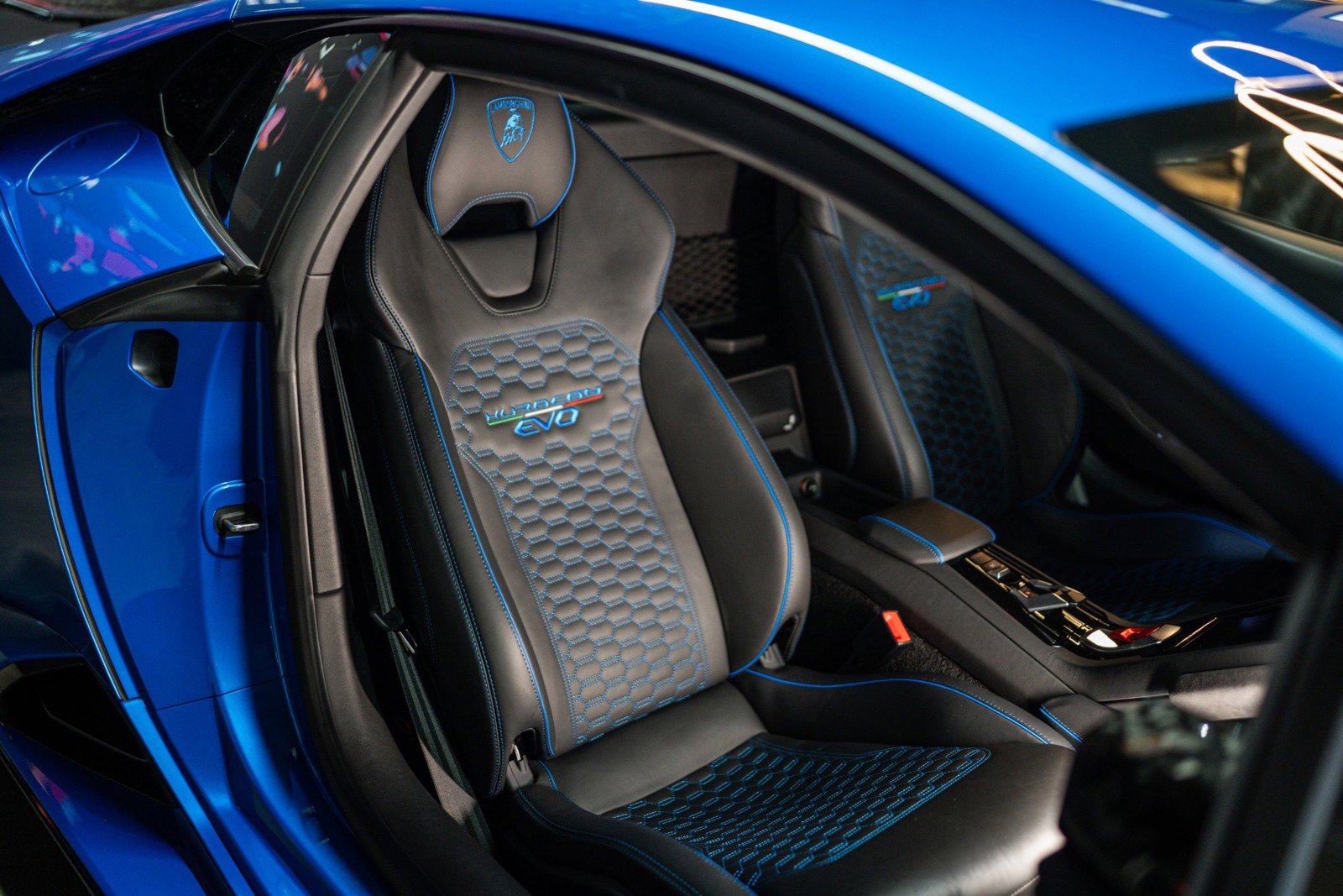 Used 2021 Lamborghini Huracan EVO image 11