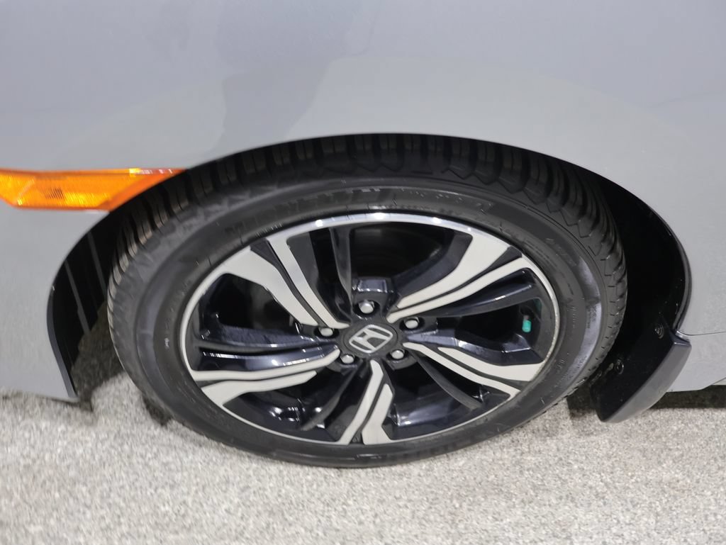 Used 2018 Honda Civic Touring image 9