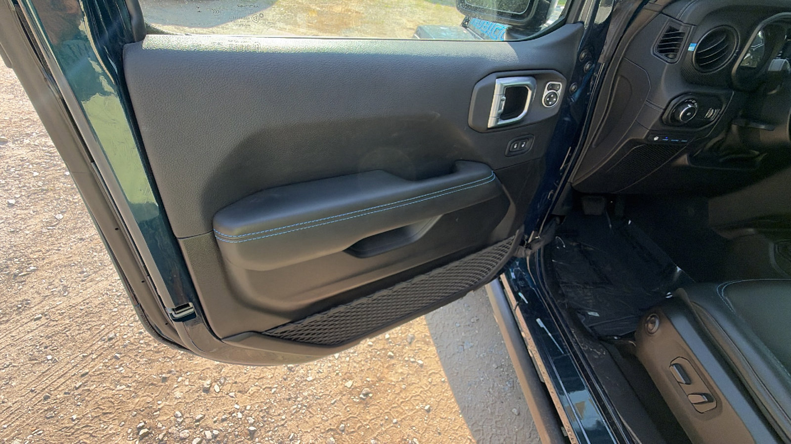 Used 2025 Jeep Wrangler Unlimited Rubicon 4xe AWD/4WD image 13