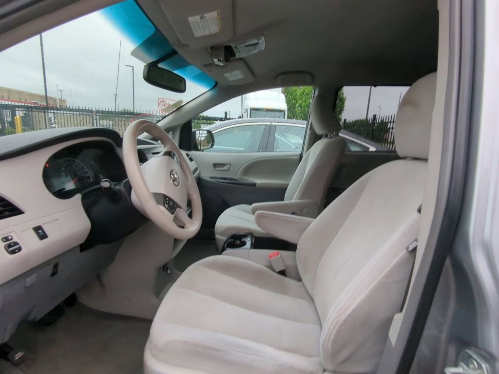 Used 2012 Toyota Sienna LE w/ Towing Pkg AWD/4WD image 6