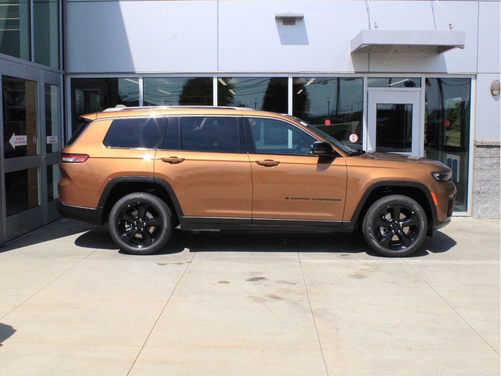 New 2026 Jeep Grand Cherokee L Limited w/ Limited Altitude Package AWD/4WD image 4