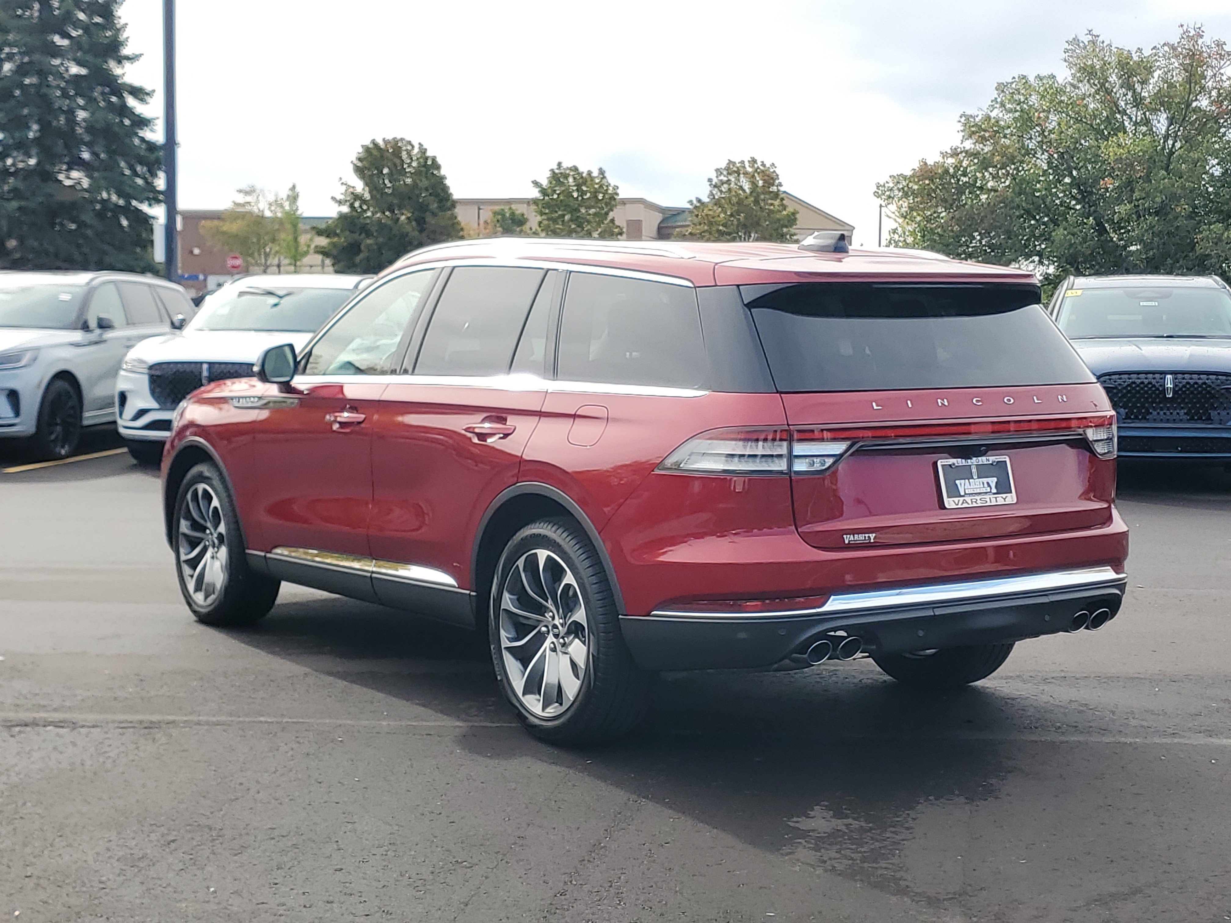 New 2027 Lincoln Aviator AWD image 3