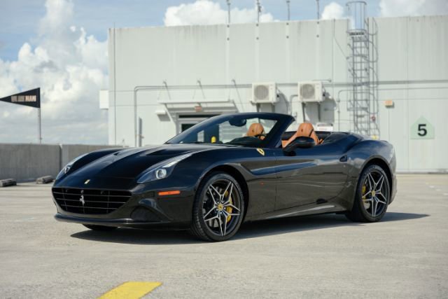 Used 2015 Ferrari California T RWD image 1