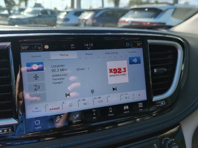 Used 2021 Chrysler Pacifica Touring-L w/ Uconnect Theater Family Group image 14