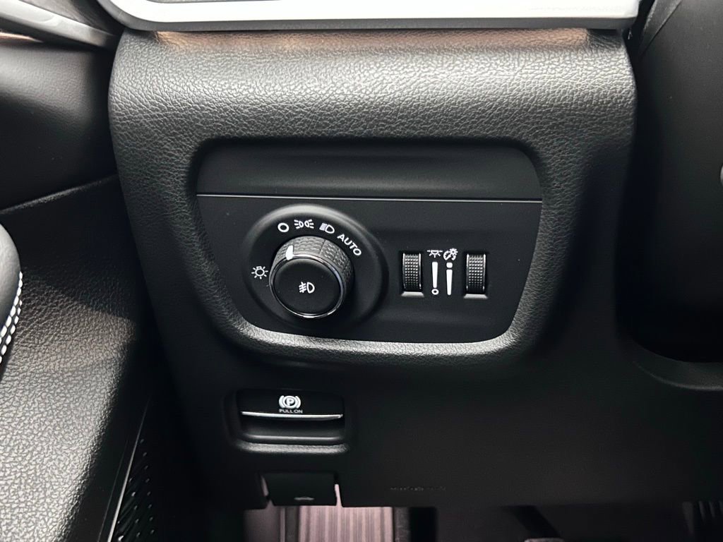 New 2025 Jeep Grand Cherokee Limited w/ Luxury Tech Group II image 25