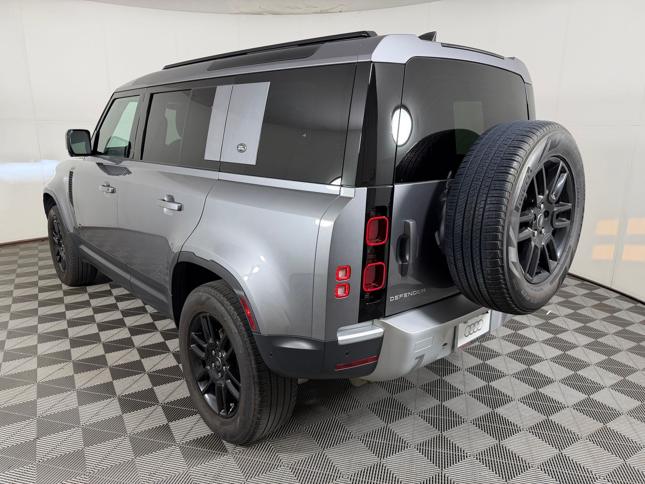 Used 2023 Land Rover Defender 110 S AWD/4WD image 3