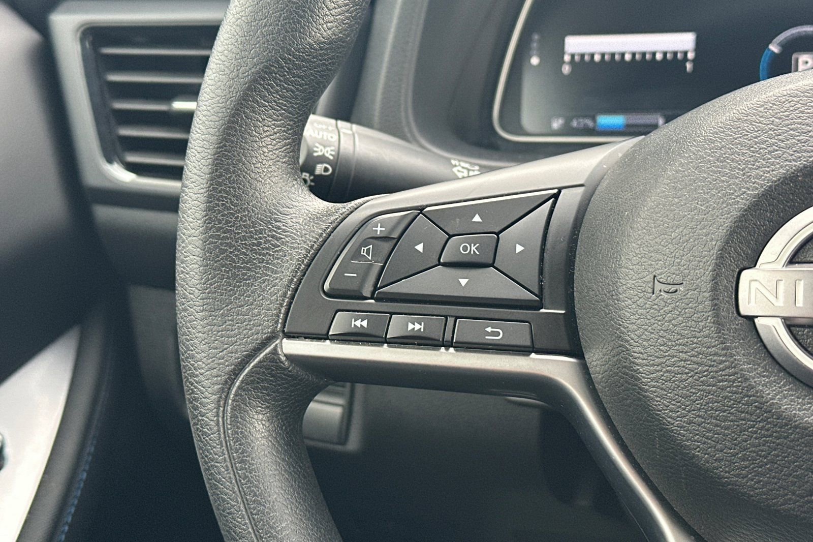 Certified 2024 Nissan Leaf S image 27