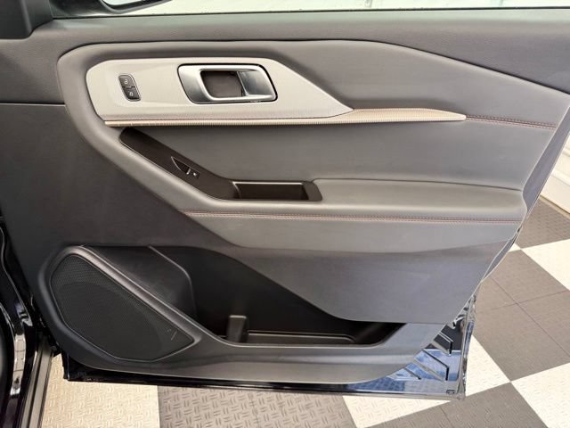 Used 2025 Ford Explorer Active AWD/4WD image 23