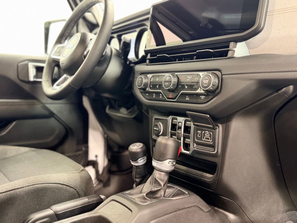 Used 2025 Jeep Wrangler Sahara AWD/4WD image 19